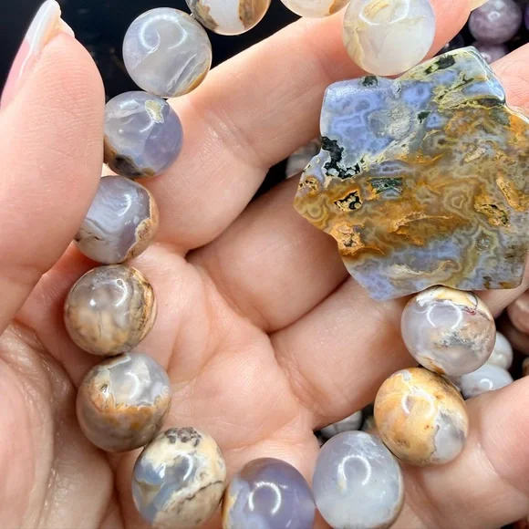 Skin on Chalcedony 12mm with OJ Flower - Picture 5 of 7